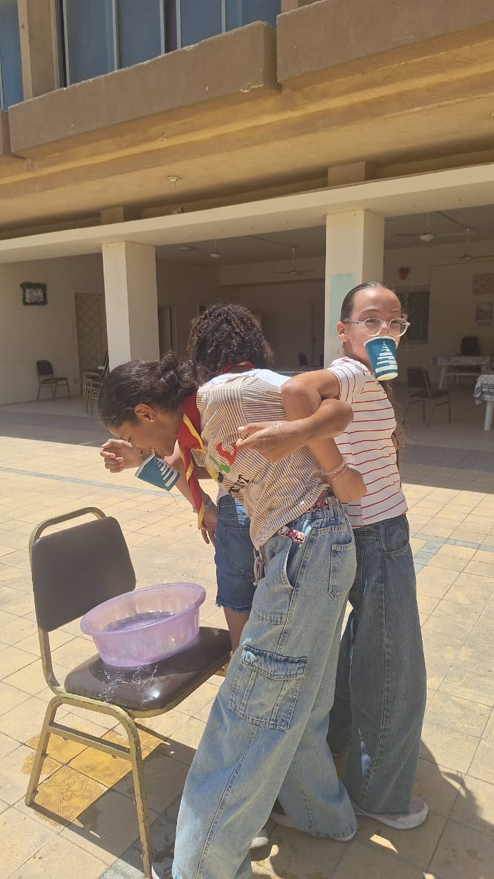 لعبة نقل المياه بالأكواب