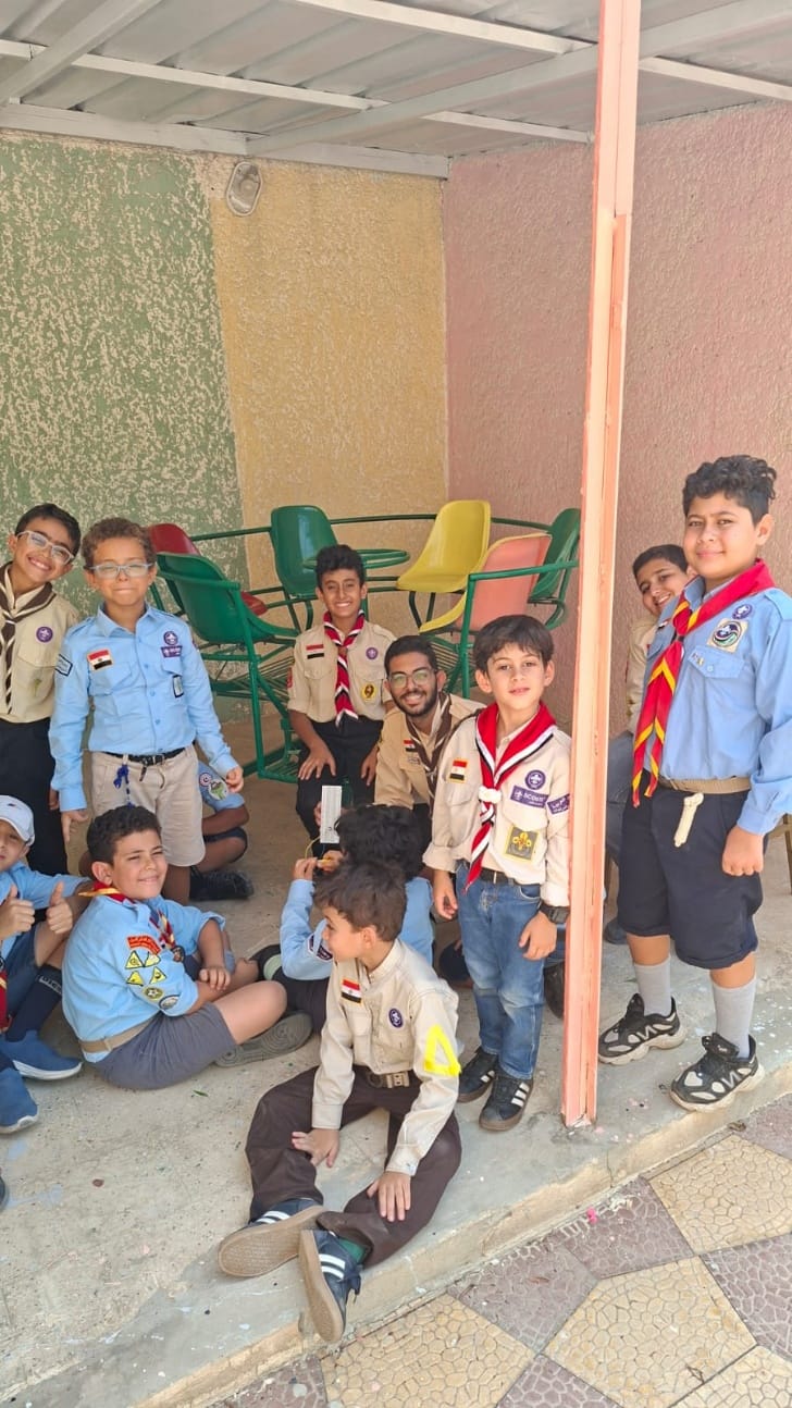 الأشبال أثناء نشاط شارة Scouts Go Solar