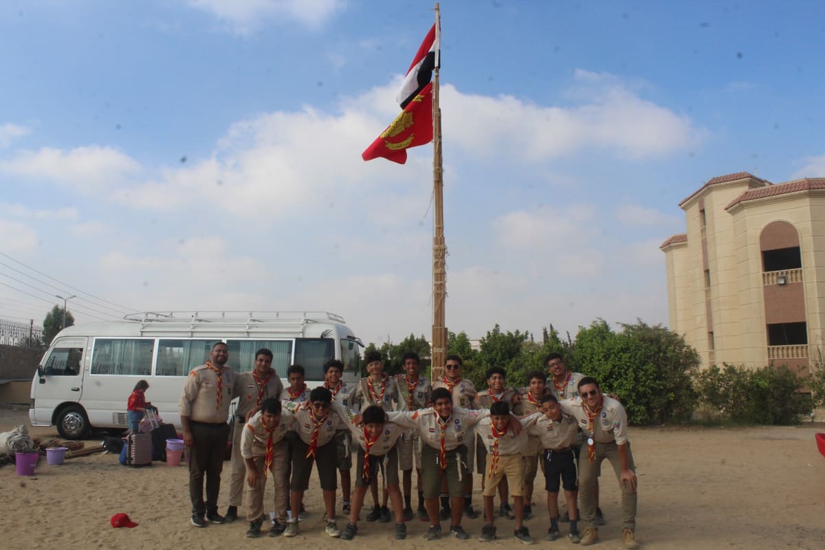 الفريق والعلم مرفوع